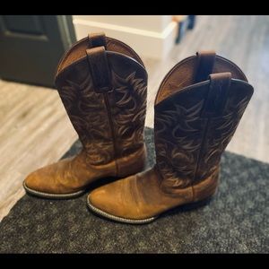Mens barley worn Ariat cowboy boots
